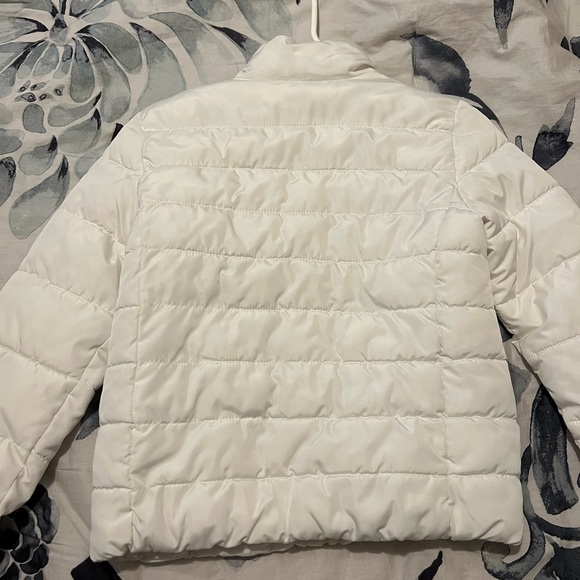 Girls White Puffer winter jacket. Used. Worn occasionally but not really. - Picture 3 of 3
